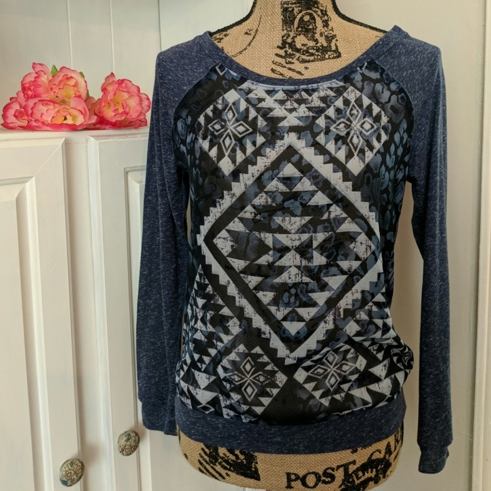 🌟Long-sleeved patterned shirt with a sheer front!